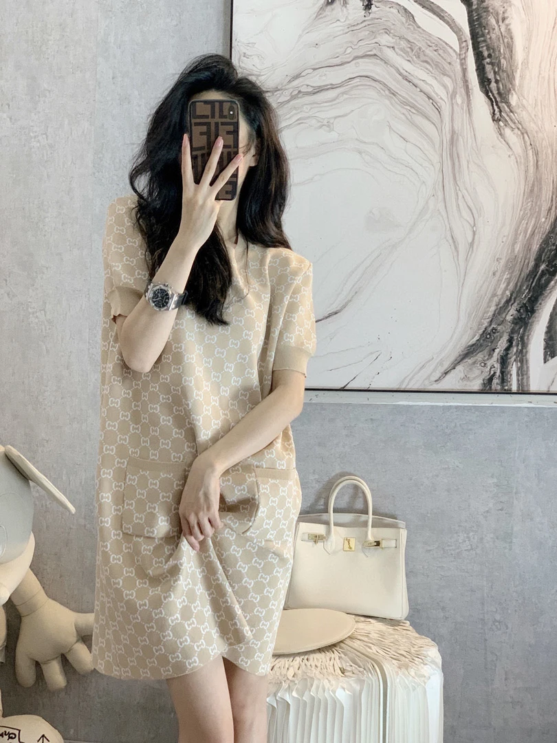 夏季新款式气质裙子设计感小众短袖宽松针织连衣裙