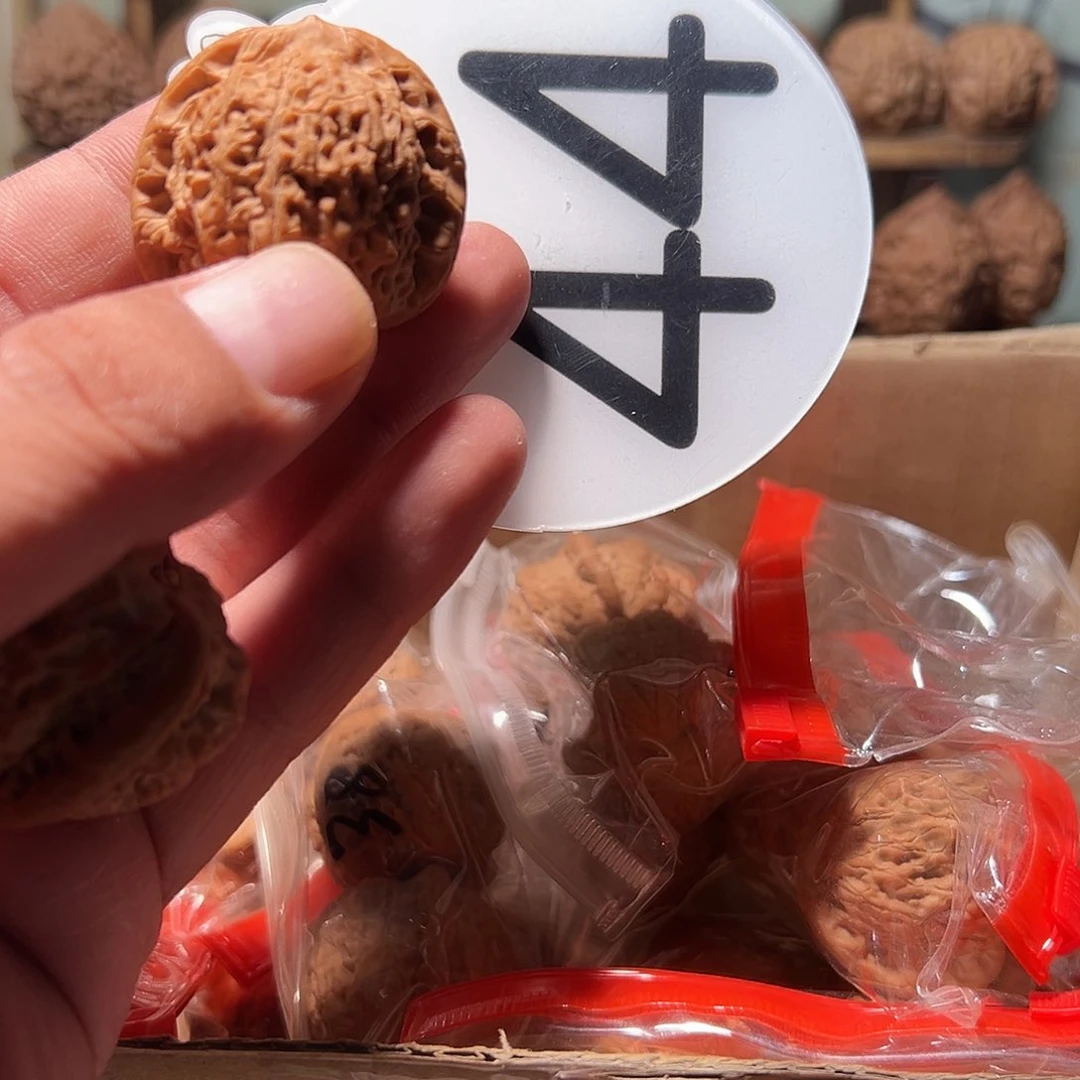 满***保文玩核桃，白色44号