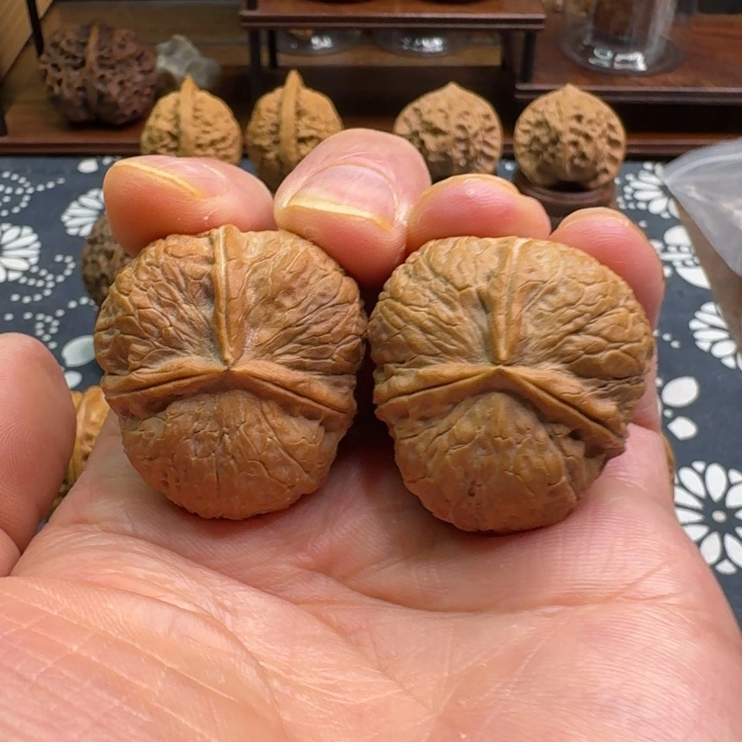 文玩核桃把件绣球三棱