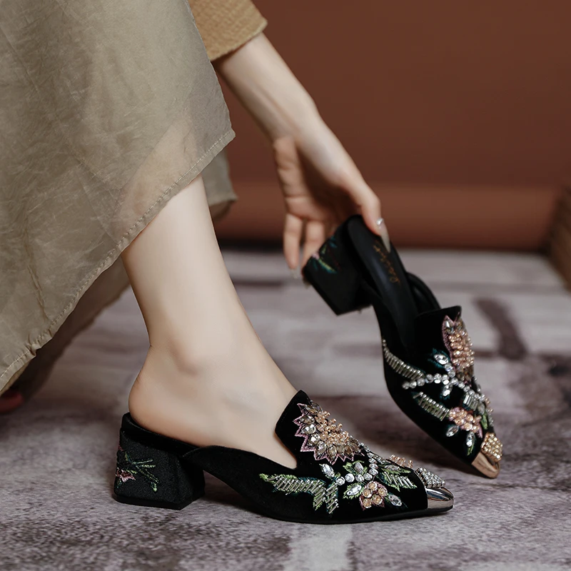 新中式刺绣女鞋2025新款包头粗跟高跟拖鞋女夏外穿尖头凉拖鞋女