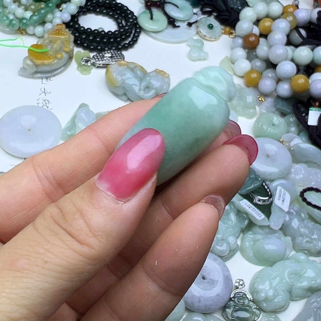 翡翠未镶嵌颈饰富贵
