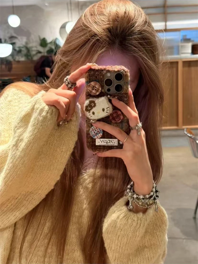 ins秋冬毛绒棕格纹纽扣kt猫适用苹果17pro手机壳iPhone16pro新15