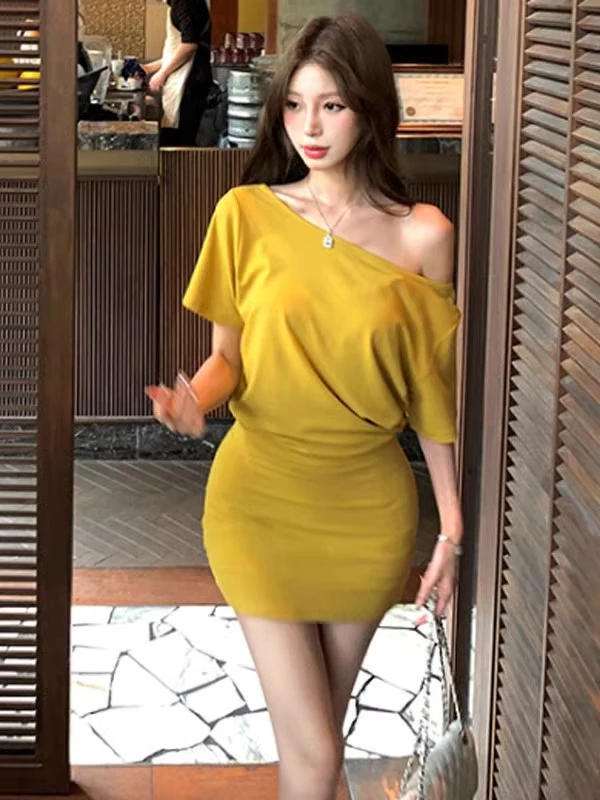 辣妹风性感斜肩收腰修身包臀短裙小众漂亮独特连衣裙2025夏季新款