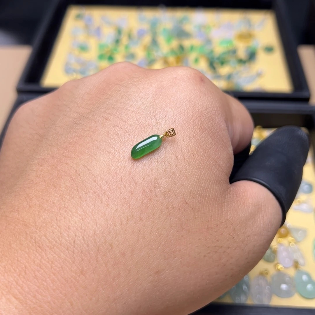 翡翠18K金镶嵌颈饰福瓜