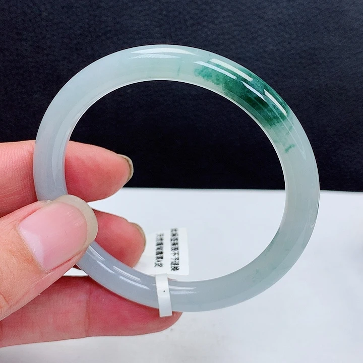 翡翠手镯未镶嵌小**?翡翠手镯