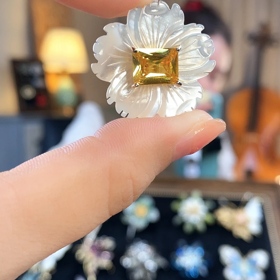 仿水晶铜合金胸针