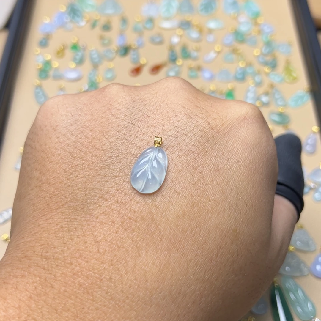 翡翠18K金镶嵌颈饰叶子