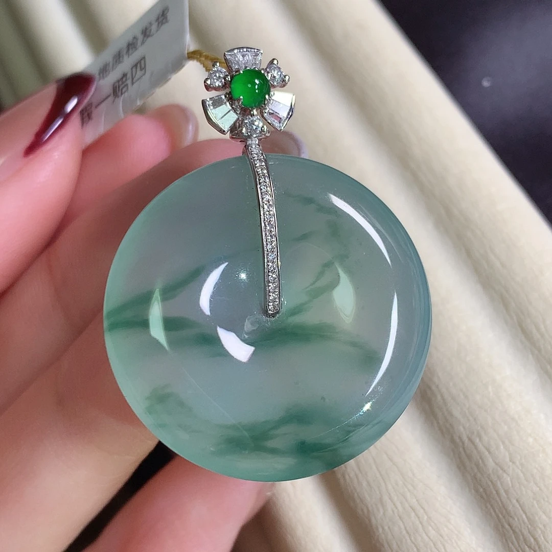 翡翠18K金镶嵌颈饰扣子