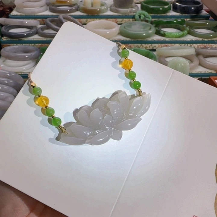 颈饰未镶嵌和田玉莲花吊坠