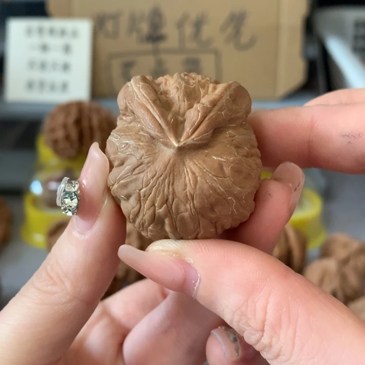 吾***歌吊坠文玩核桃异形单只，有瑕疵