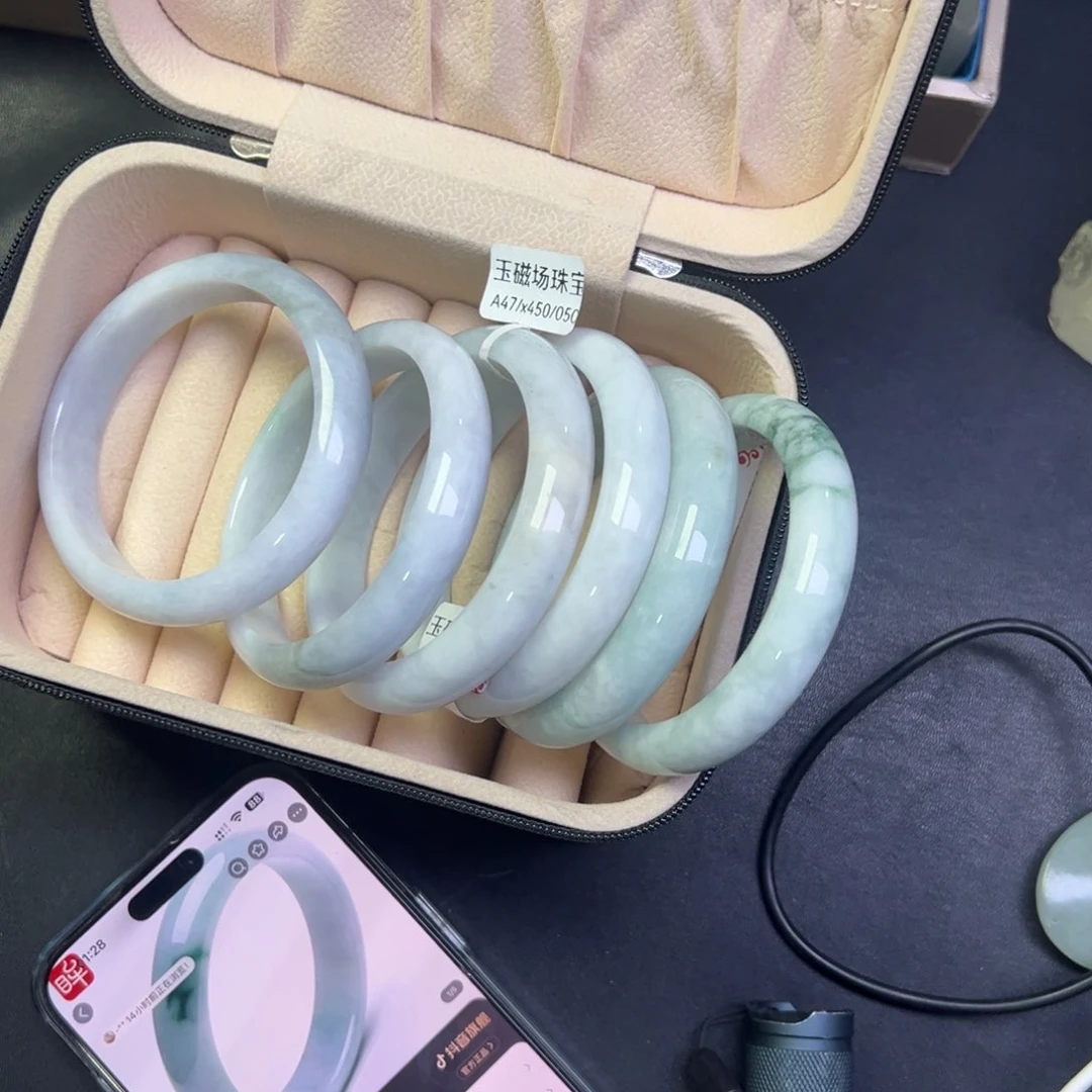 翡翠未镶嵌颈饰多样性