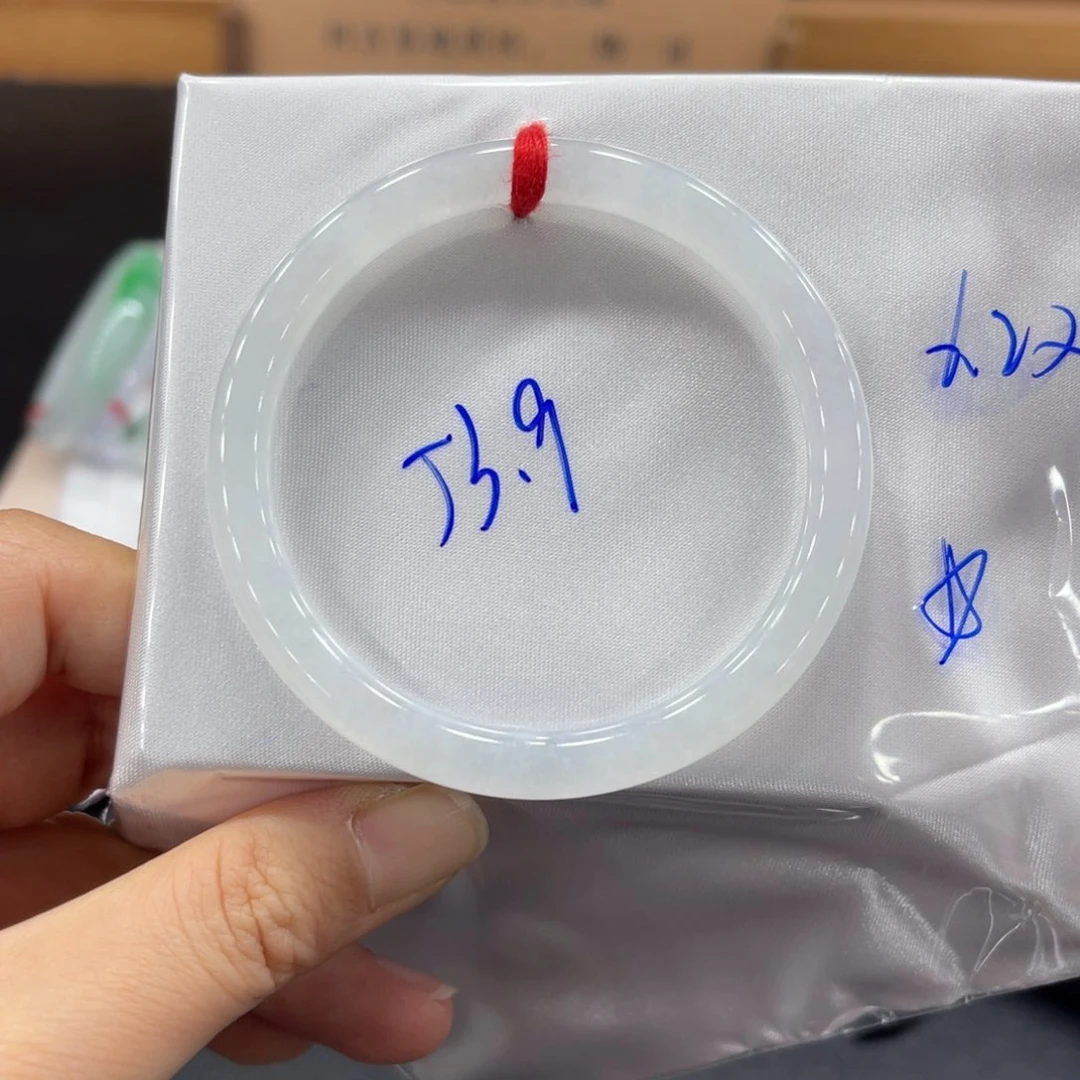 翡翠手镯未镶嵌翡翠