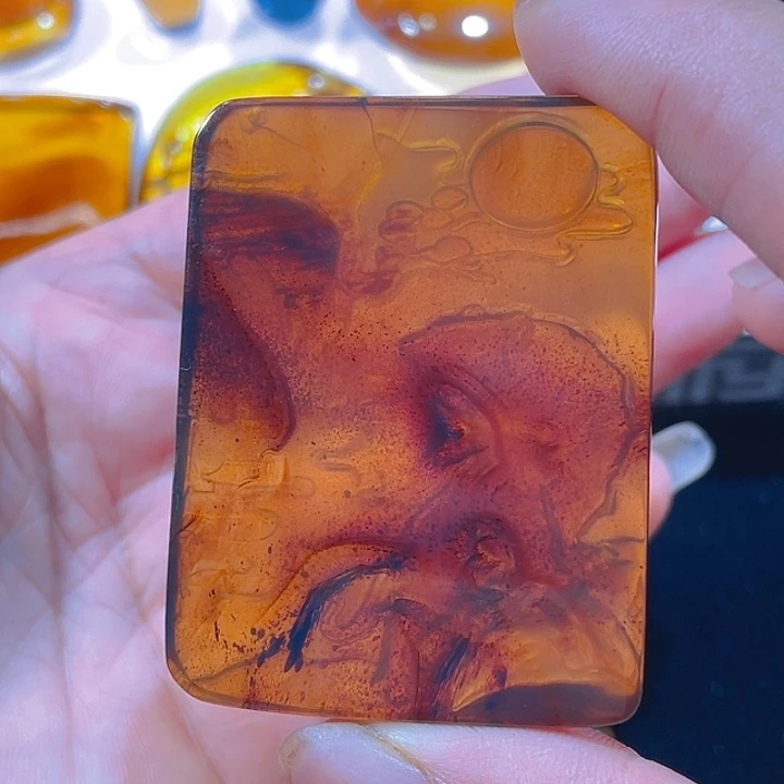 琥珀未镶嵌颈饰上山虎雕件平安无事牌紫罗兰底重17.8克