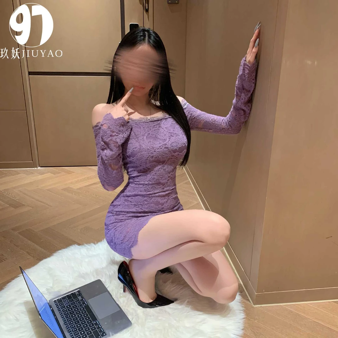 一字肩蕾丝连衣裙女春季修身显瘦高级辣妹包臀短裙