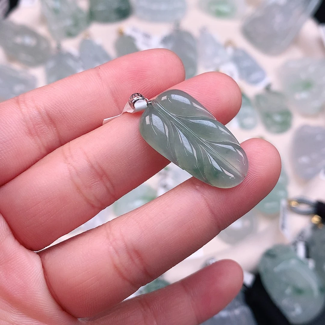 翡翠颈饰18K金镶嵌飘绿叶