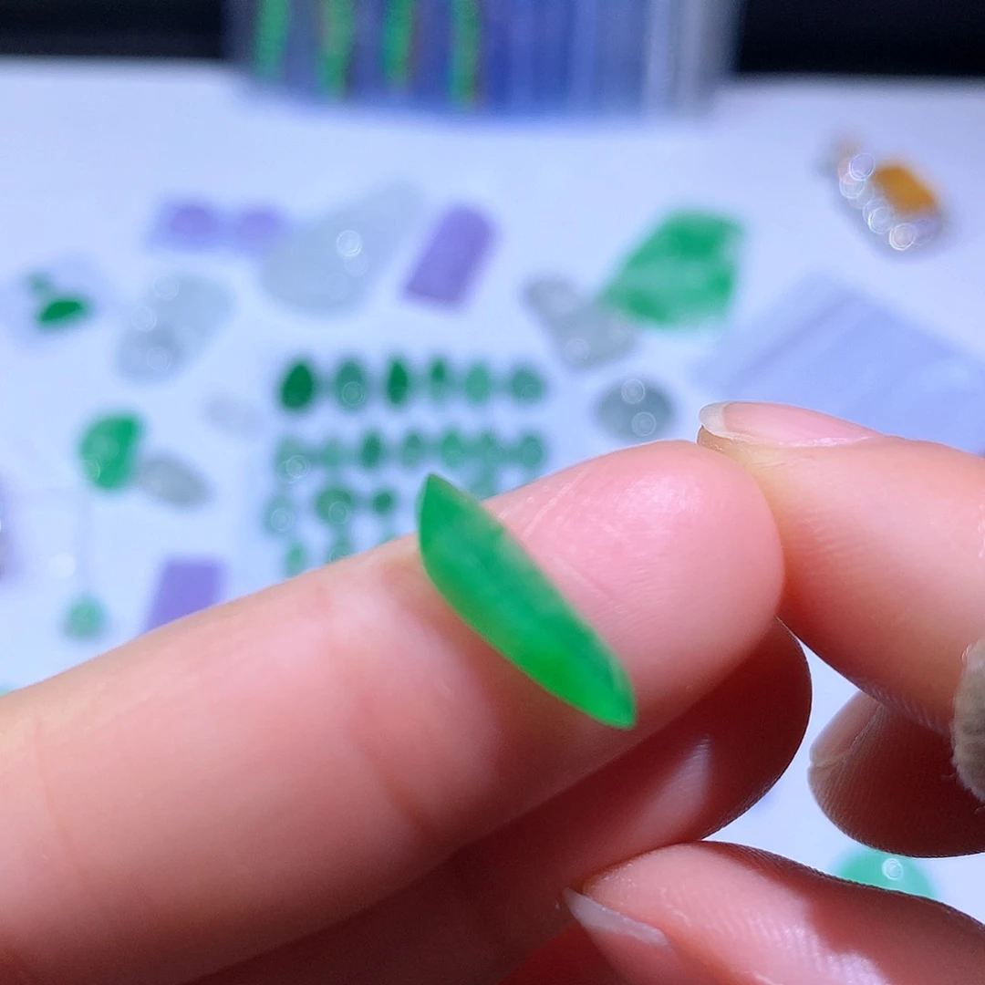 翡翠颈饰未镶嵌随形