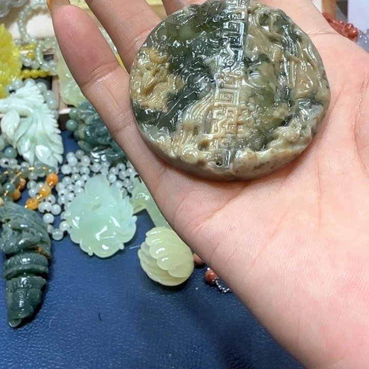 未镶嵌蛇纹石玉吊坠