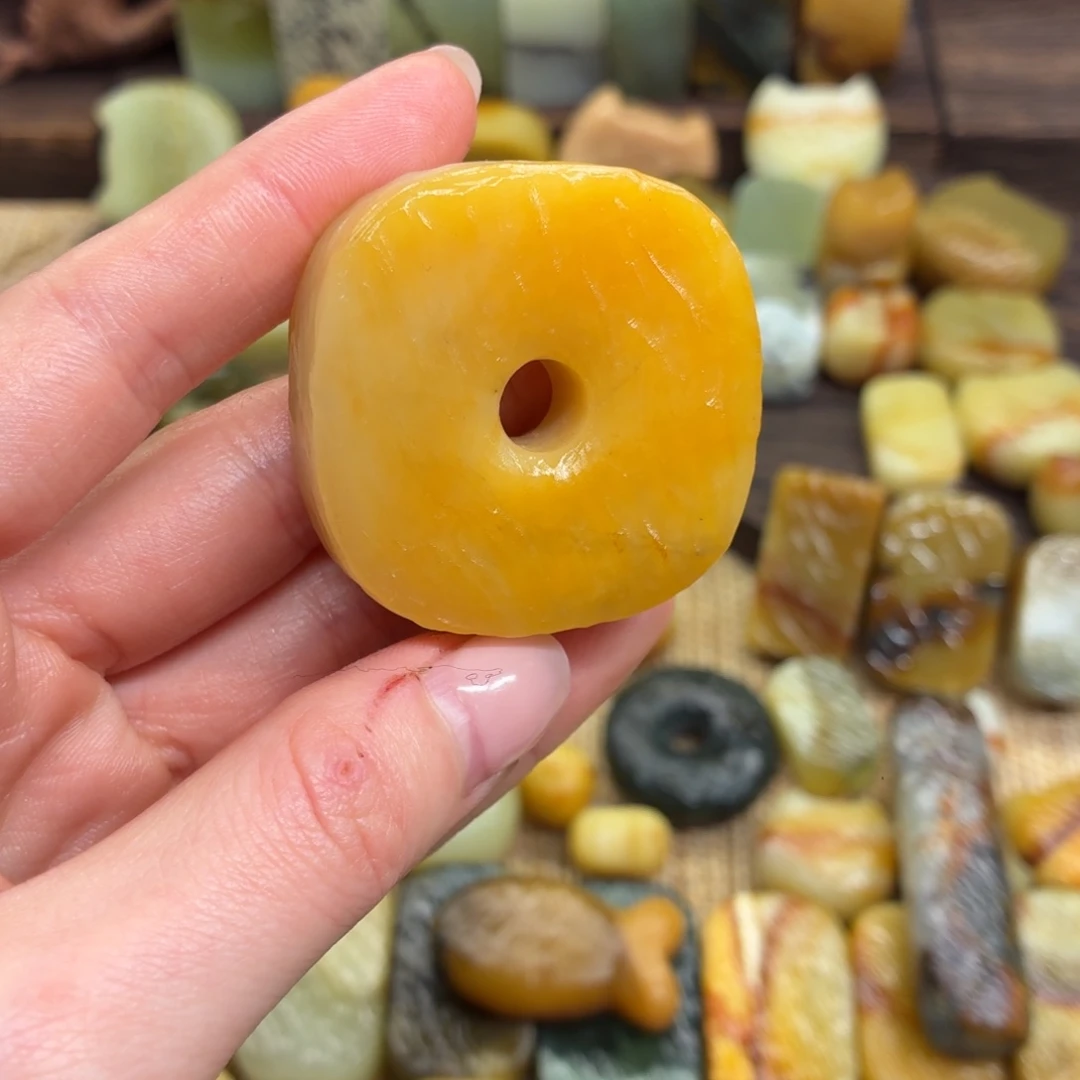 珠***侠蛇纹石玉未镶嵌颈饰