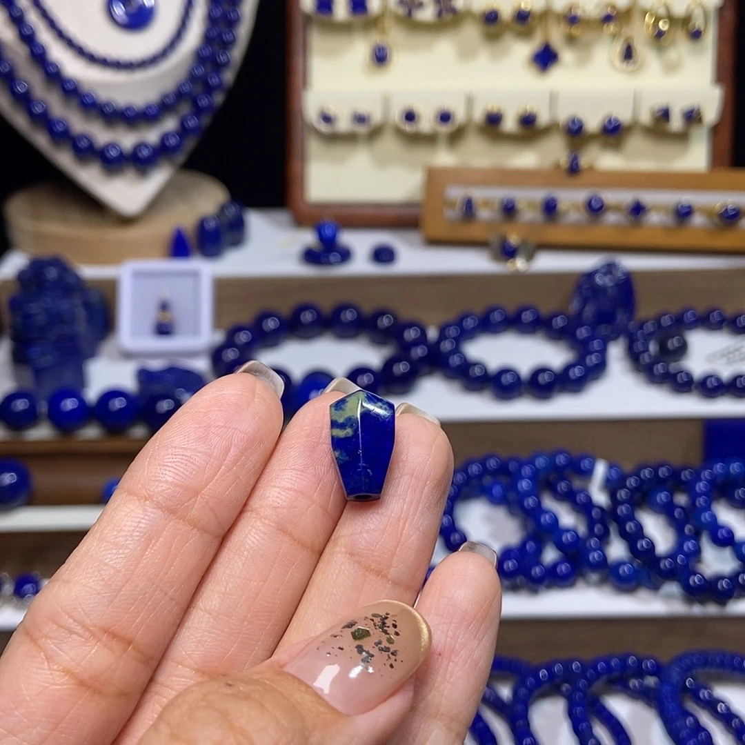 貌***么青金石未镶嵌三通