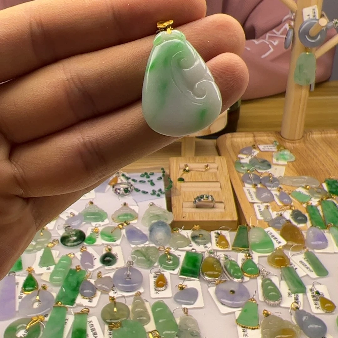 翡翠18K金镶嵌颈饰