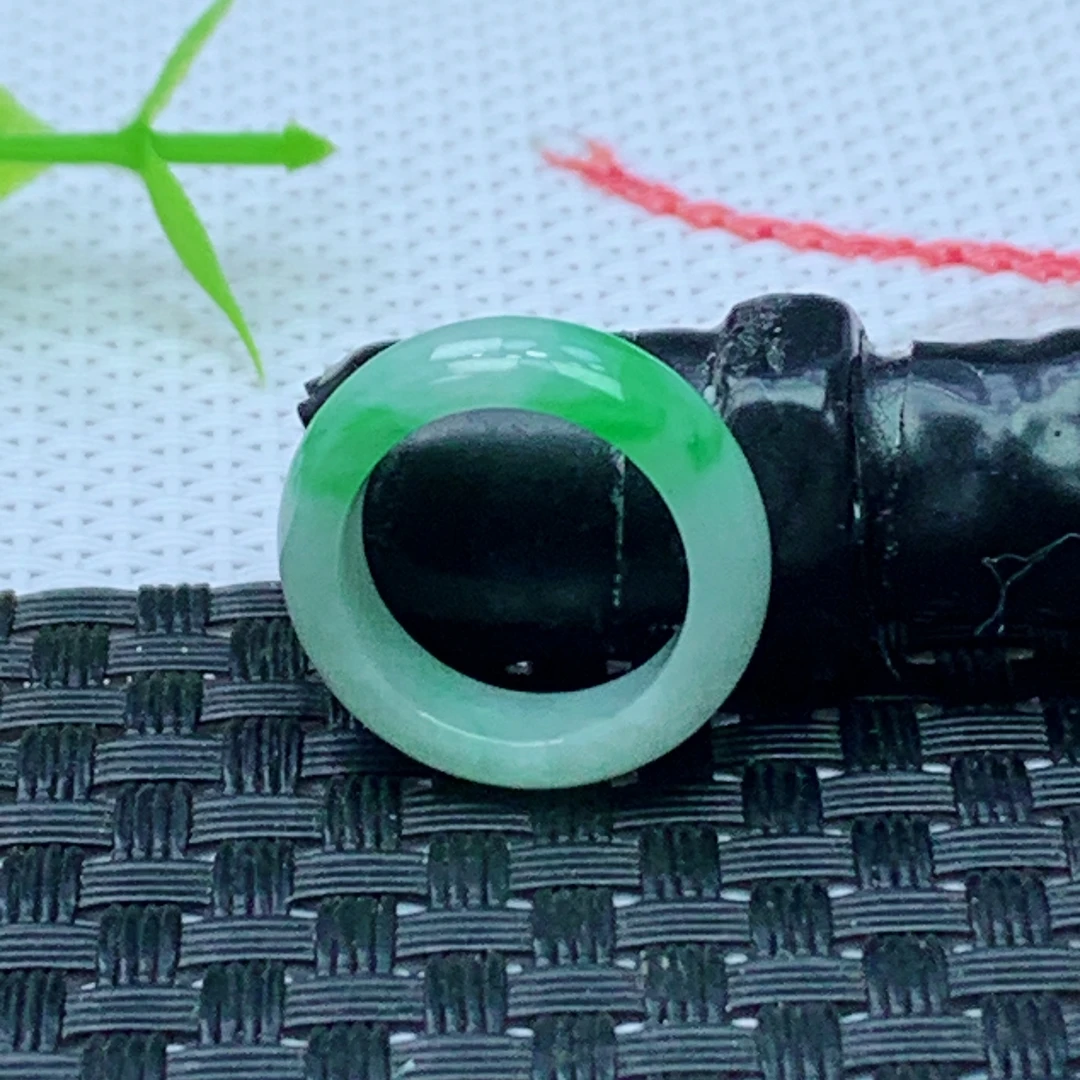 缅甸天然A货翡翠  飘阳绿素面玉戒圈戒指 内径13.7mm 编号1803