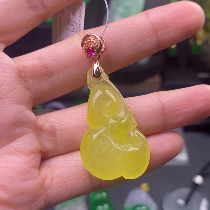 翡翠未镶嵌吊坠(赠链)