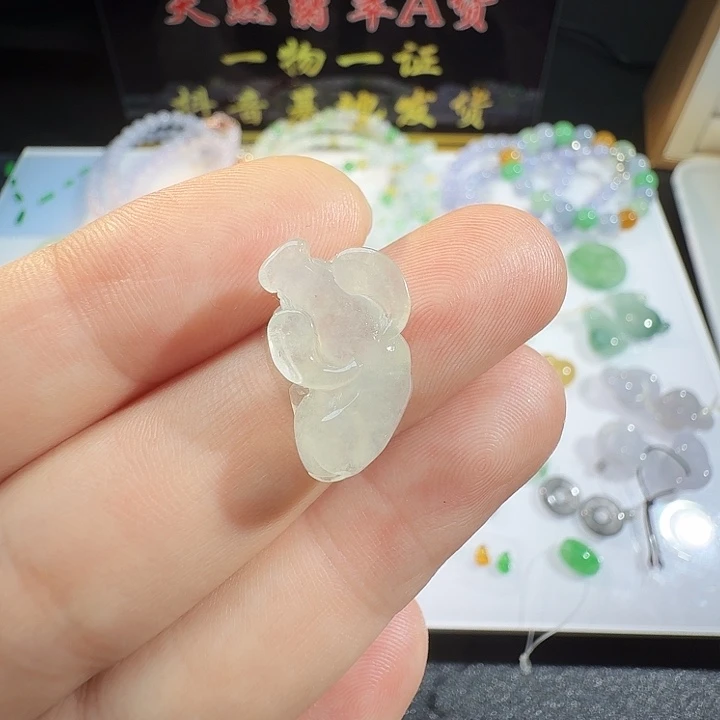 定制翡翠未镶嵌牛