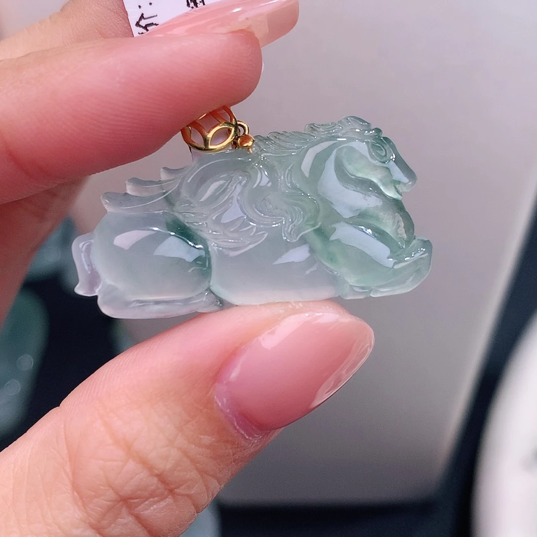 颈饰18K金镶嵌翡翠冰胶飘花飞马