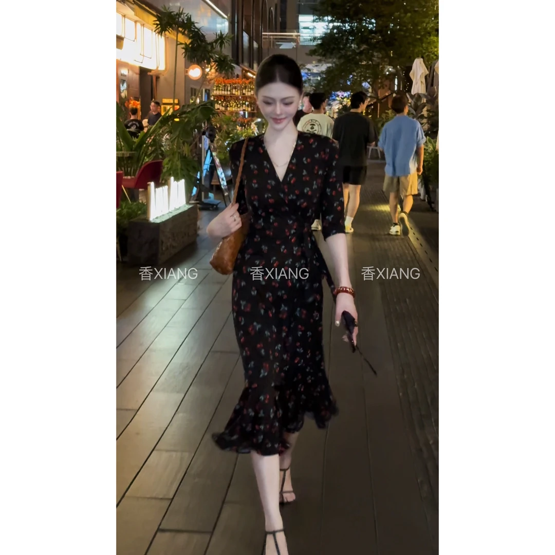 香香【夏日樱桃】2025法式度假碎花连衣裙一片式V领荷叶边茶歇裙