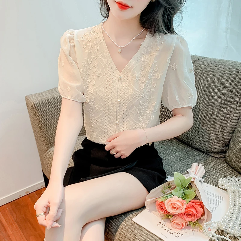 蕾丝钩花v领衬衫女设计感小众别致宽松减龄泡泡短袖雪纺上衣