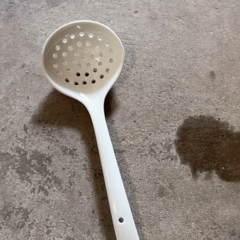 微瑕，不能明火，口径28厘米，漏勺一个