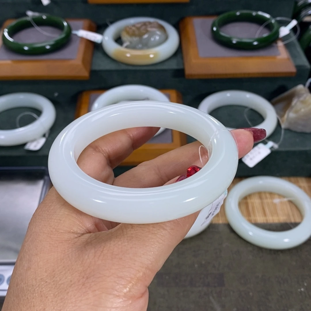 和田玉手镯未镶嵌