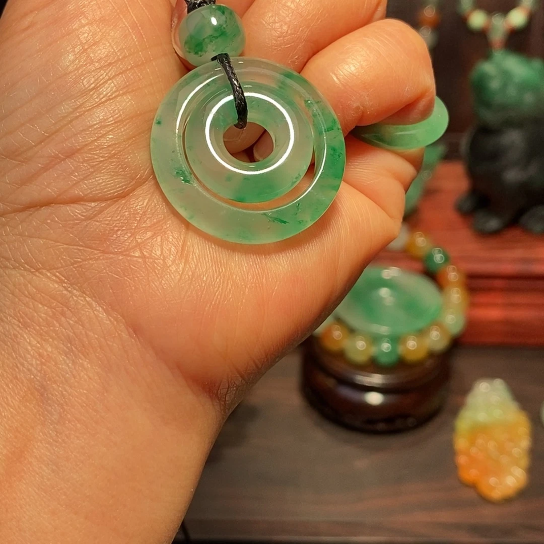 向***天石英质玉（非洲翠）未镶嵌挂件