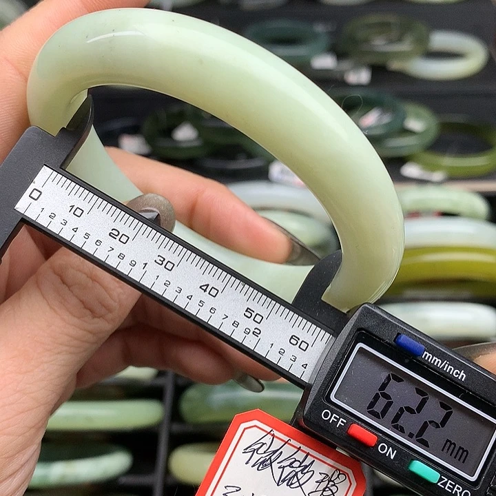 蛇纹石玉手镯未镶嵌570