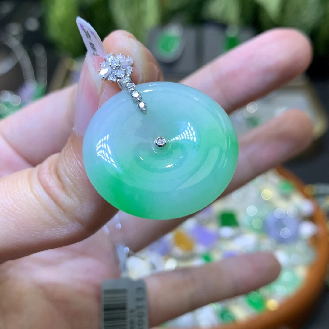 颈饰18K金镶嵌翡翠