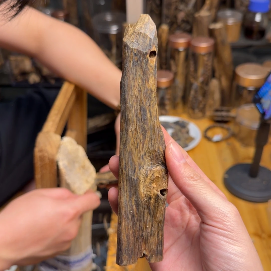 沉香碎屑沉香蓝宝石37克