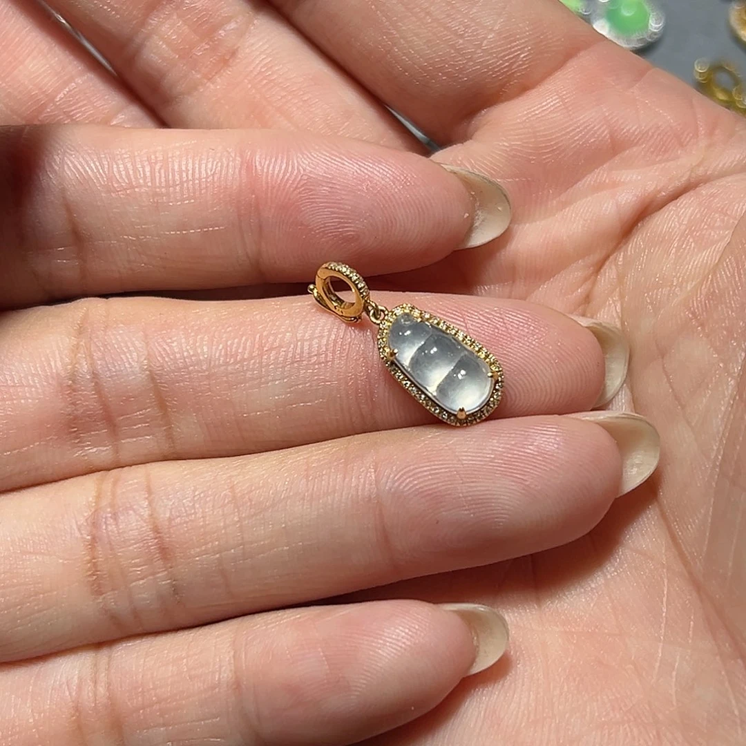 翡翠18K金镶嵌颈饰