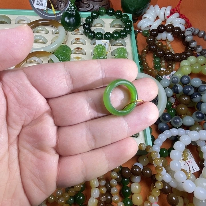 脚***白颈饰未镶嵌和田玉（碧玉）