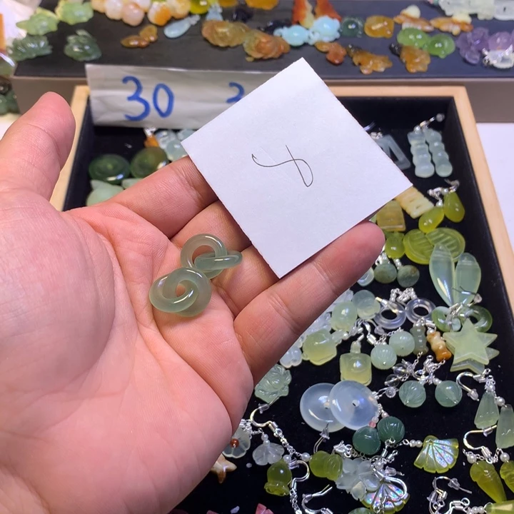 蓉***蓉蛇纹石玉未镶嵌耳钉