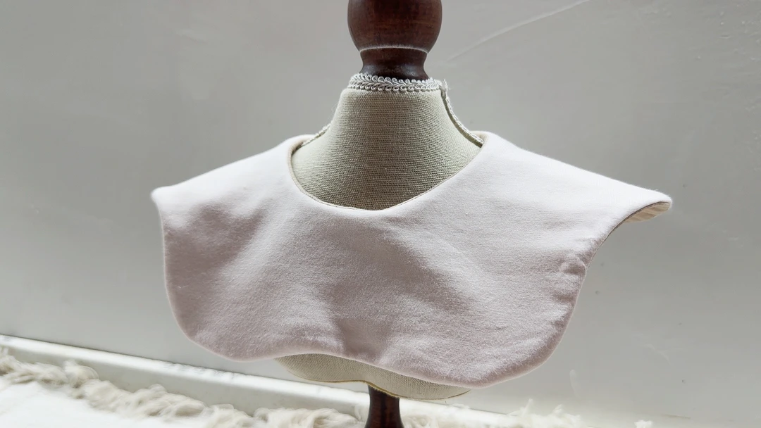 胖嘟嘟浅粉色拼藕色纯棉婴儿口水巾花瓣形假领子