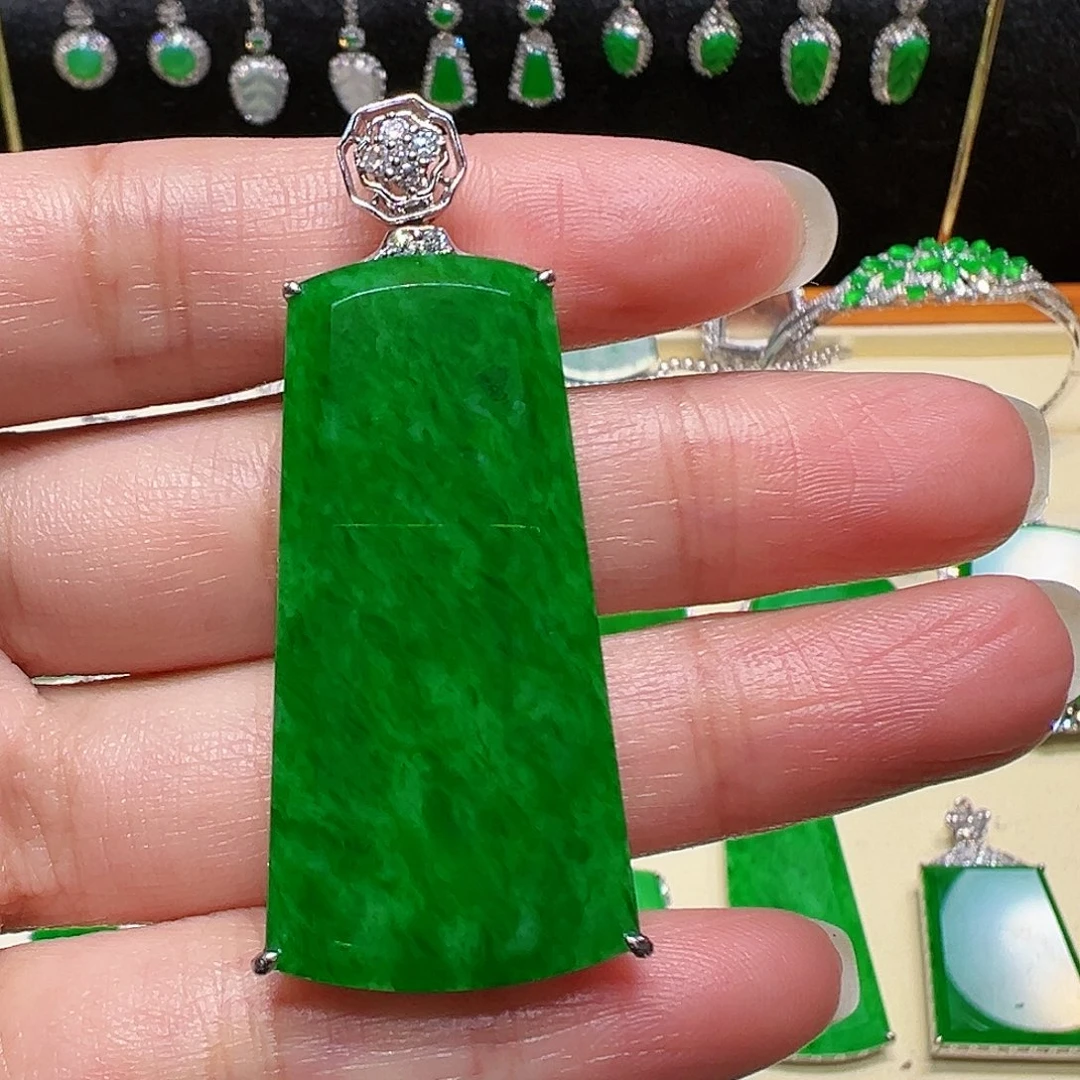 翡翠颈饰18K金镶嵌吊坠