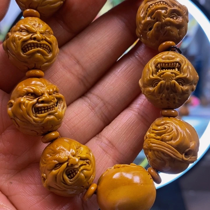 橄榄核吊坠杨杨。       图一我哦哦哟哦哦