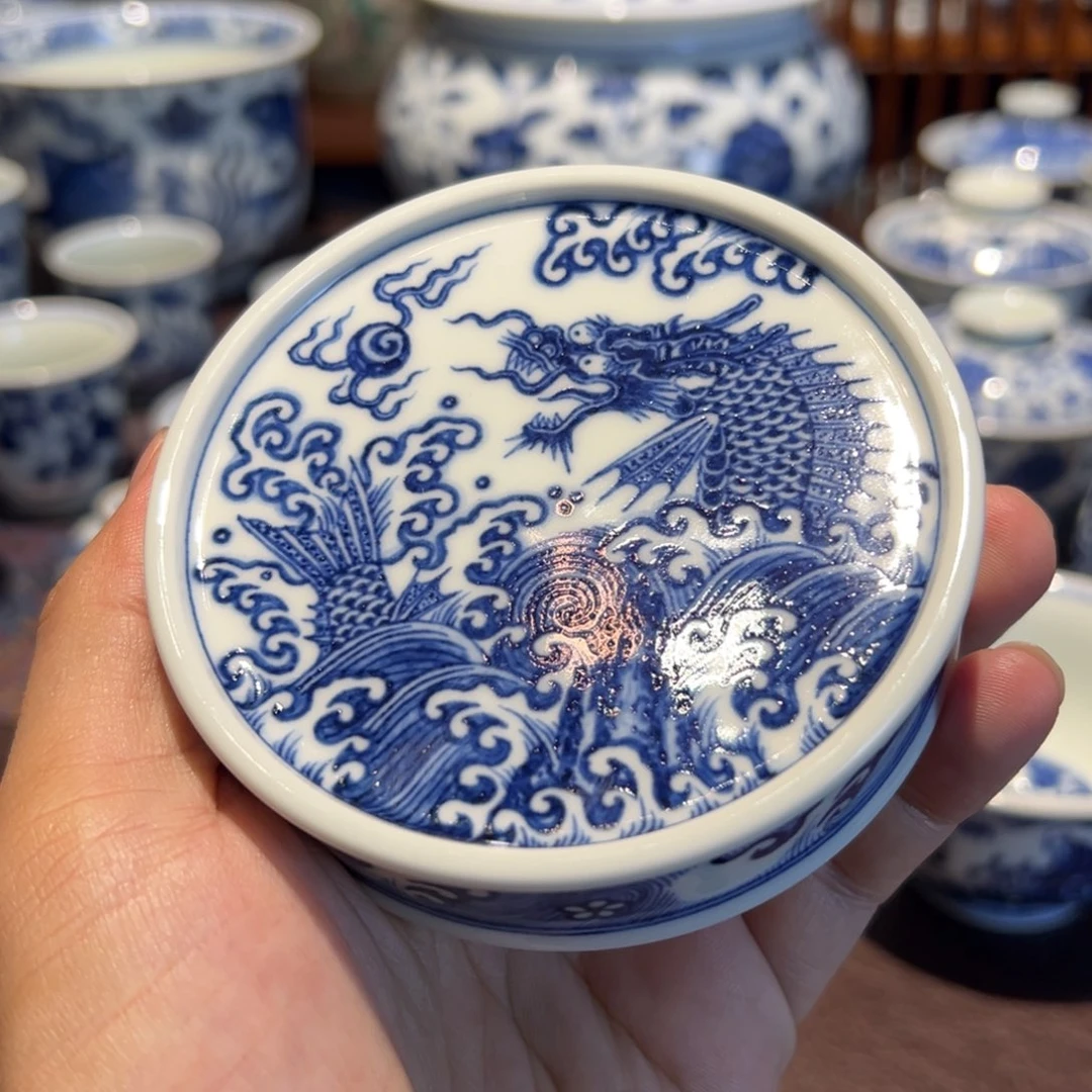 精品青花海水鱼化龙盖置面径约8.2厘米