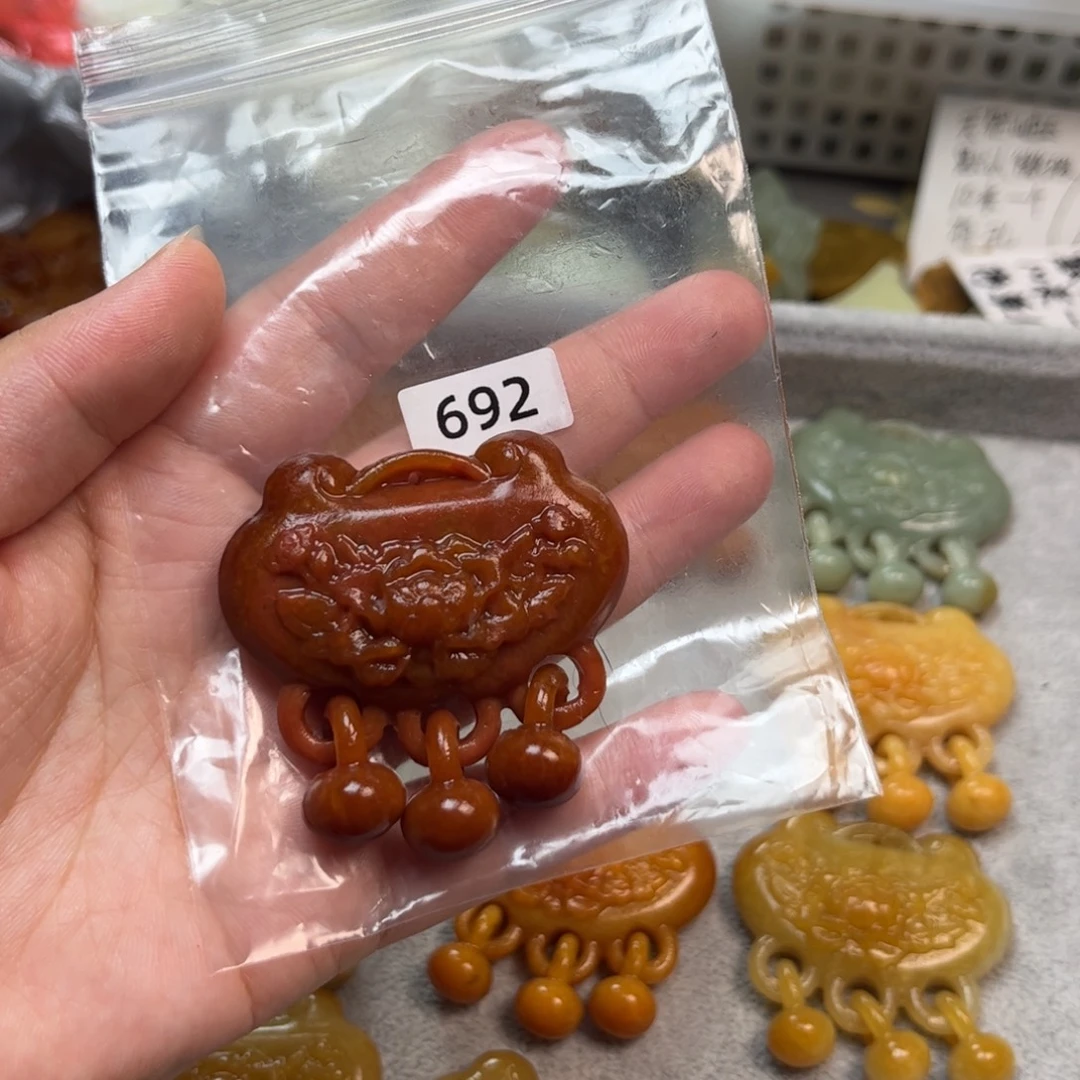 海***话蛇纹石玉未镶嵌颈饰
