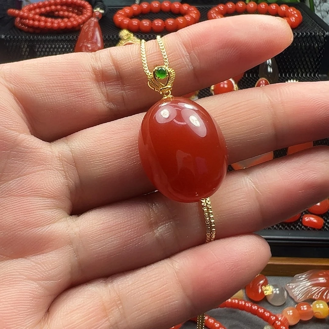 18K金镶嵌吊坠南红玛瑙