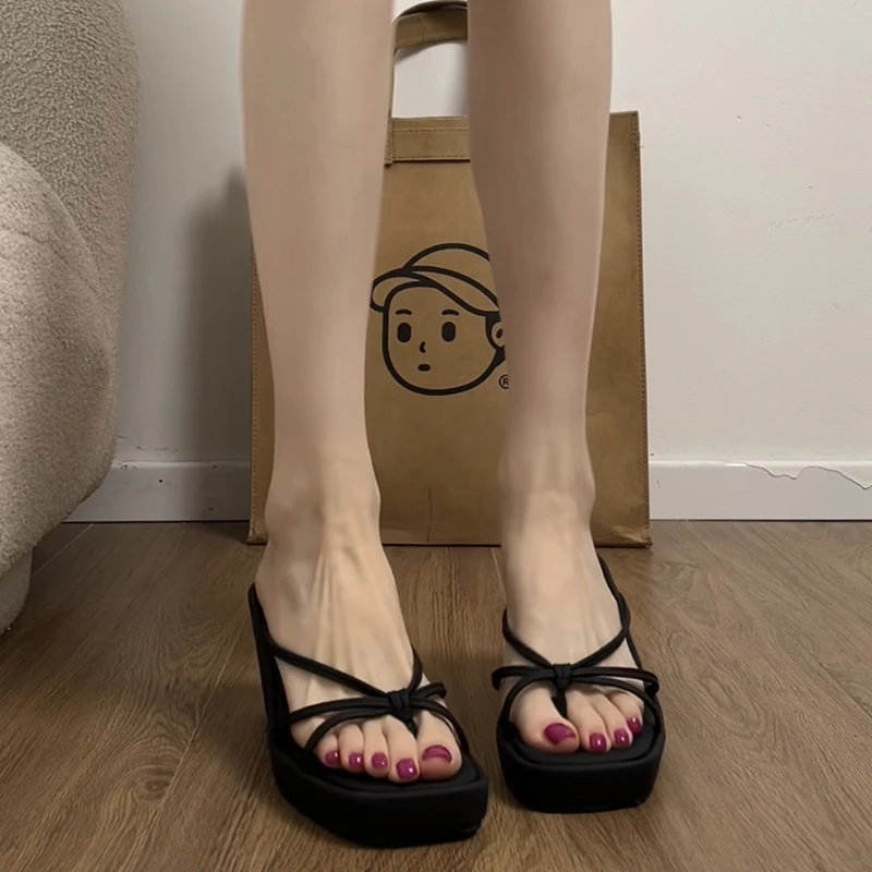 南在南方黑色坡跟人字拖鞋女款夏外穿2025新款配裙子百搭凉拖鞋子