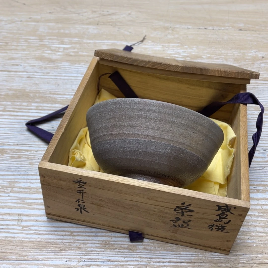 瓷片密密麻麻地排列着一个