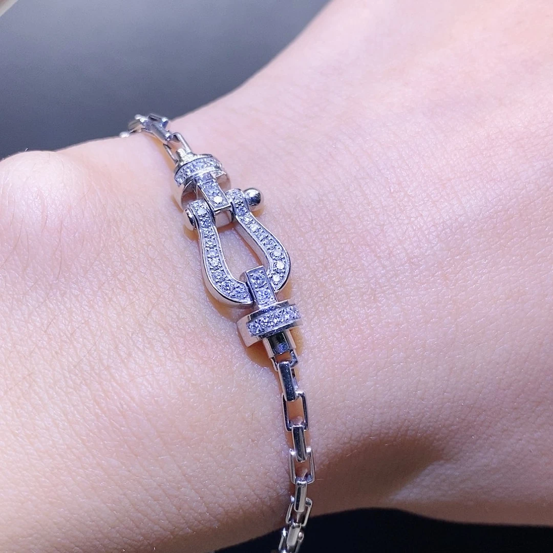 钻石手链18K金镶嵌中号马蹄k白17cm