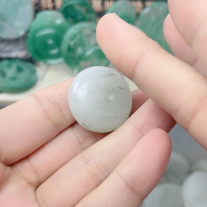 颈饰未镶嵌石英质玉
