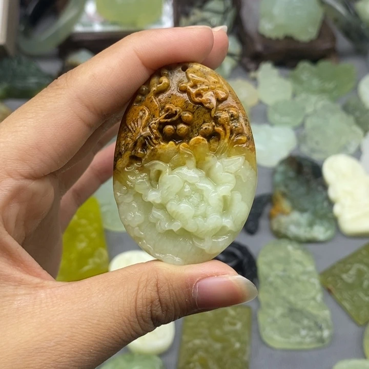 郭***）蛇纹石玉未镶嵌颈饰
